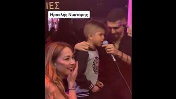 Viral ο γιός του Νικομανώλη Νύκταρη: Άρπαξε το μικρόφωνο κι έκλεψε τις εντυπώσεις