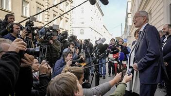 Αυστρία: Ο απερχόμενος πρόεδρος Φαν ντερ Μπέλεν εξασφαλίζει την επανεκλογή του