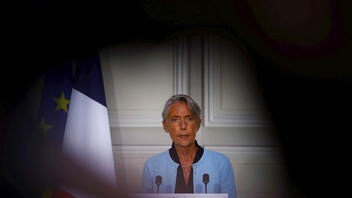 Γαλλία: Αντιμέτωπη με 3 προτάσεις μομφής η κυβέρνηση