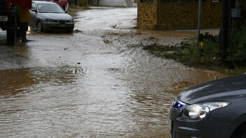 Πλημμυρισμένοι δρόμοι, βουλωμένα φρεάτια και μία πτώση δέντρου στο Ηράκλειο!