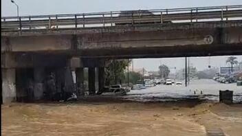 Μπαράζ τροχαίων λόγω της καταρρακτώδους βροχής - Ορμητικό ποτάμι η Καζαντζίδη!