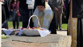 Συγκλονιστική στιγμή: Ο Αρχιεπίσκοπος Κρήτης γονατίζει στον τάφο του Ν. Καζαντζάκη!