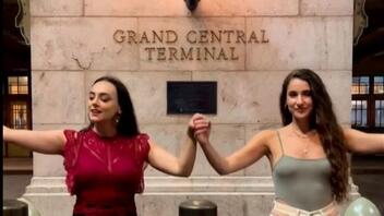 Viral οι Κρητικοπούλες που χόρεψαν και τραγούδησαν έξω από το Grand Central Terminal