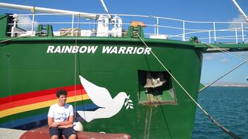 Το θρυλικό Rainbow Warrior στο λιμάνι του Ηρακλείου