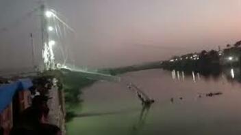 Ινδία: Στους 81 οι νεκροί από την κατάρρευση κρεμαστής γέφυρας