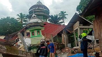 Ινδονησία: Ένας νεκρός κι εννέα τραυματίες από τον σεισμό των 5,8 Ρίχτερ