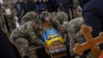 Το Κίεβο ανακοίνωσε ότι επαναπάτρισε 62 σορούς πεσόντων στρατιωτικών