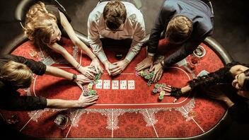 Πέλλα: Έπαιζαν παράνομα πόκερ σε αποθήκη – 11 συλλήψεις