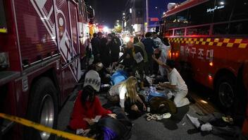 Ασύλληπτη τραγωδία στην Σεούλ: 146 νεκροί από ποδοπατήματα, 150 οι τραυματίες