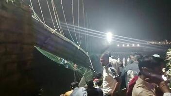 Ινδία: Τουλάχιστον 68 νεκροί από την κατάρρευση κρεμαστής γέφυρας