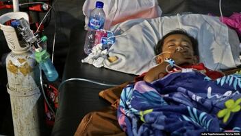 Δάκρυα χαράς στην Ινδονησία: Εξάχρονος ανασύρεται ζωντανός από τα συντρίμμια