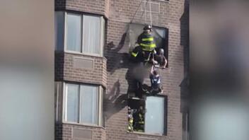 Διέσωσαν γυναίκα από φλεγόμενο κτίριο 37 ορόφων - Δείτε βίντεο