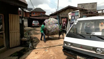 Στη Νιγηρία άνθρωποι ανταλλάσσουν απορρίματα για ασφάλεια υγείας 