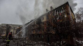 Μπαράζ ρωσικών βομβαρδισμών στη Χερσώνα-15 νεκροί, απομακρύνονται άμαχοι