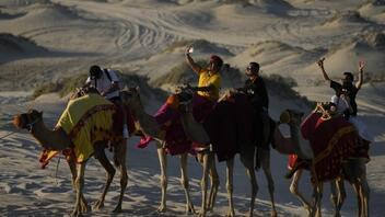 Η φρενίτιδα του Μουντιάλ οδηγεί τις καμήλες σε... υπερωρίες