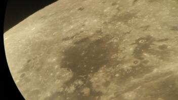 Εντυπωσιακή εικόνα της Σελήνης μέσα από τηλεσκόπιο του Σκίνακα