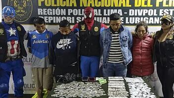 Αστυνομικοί ντυμένοι σούπερ ήρωες συνέλαβαν εμπόρους ναρκωτικών
