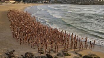 Περίπου 2.500 άνθρωποι πόζαραν γυμνοί για τον Σπένσερ Τιούνικ