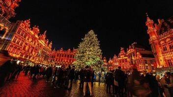 Βρυξέλλες: Φωταγωγήθηκε το χριστουγεννιάτικο δέντρο στην Grand-Place
