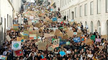 Πορτογαλία: Ακτιβιστές για το κλίμα εισέβαλαν σε ομιλία του υπ. Οικονομικών