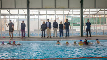Επίσημη επίσκεψη στα μαθήματα της κολύμβησης των δημοτικών σχολείων του Ηρακλείου