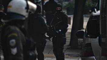 Λαμία: Πιτ μπουλ δάγκωσε αστυνομικό στην «έφοδο» για τα ναρκωτικά