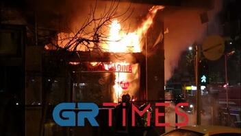 Θεσσαλονίκη: Μεγάλη φωτιά σε κατάστημα – Ζημιές και σε διαμερίσματα της πολυκατοικίας