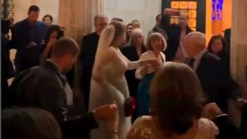 Έστησαν χορό έξω από το δημαρχείο της Αθήνας μετά τον γάμο