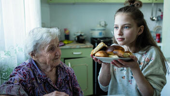 Η δικαίωση της "Ελληνίδας γιαγιάς": Η φροντίδα των εγγονιών μειώνει την μοναξιά