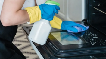 Πόσο συχνά και πώς θα καθαρίσεις τη γυάλινη πόρτα του φούρνου