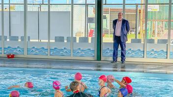 Μαθήματα κολύμβησης στην πισίνα του ΕΑΚH για τους μικρούς μαθητές