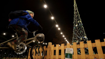Πολίτες κάνουν ποδήλατο για να ανάψουν το χριστουγεννιάτικο δέντρο στη Βουδαπέστη