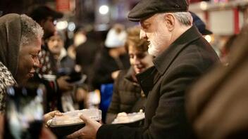 Αρχιεπίσκοπος Ελπιδοφόρος: Μοίρασε γεύματα και ρούχα σε άστεγους της Νέας Υόρκης