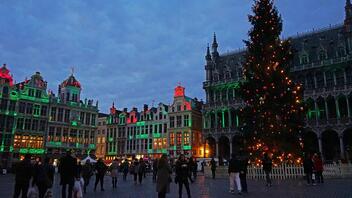 Βέλγιο: Το χριστουγεννιάτικο δέντρο στήθηκε στην Grand-Place των Βρυξελλών	