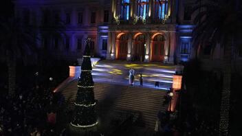 Φαντασμαγορική η φωταγώγηση του Χριστουγεννιάτικου δέντρου στη Σύρο