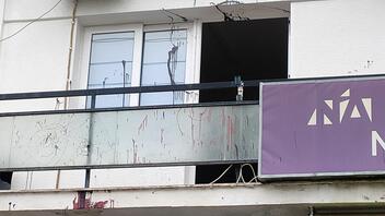 Επίθεση με μπογιές στα γραφεία της Νέας Δημοκρατίας στη Λάρισα