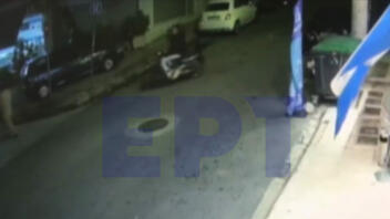 Βίντεο ντοκουμέντο: Ληστής ρίχνει γυναίκα στο δρόμο για να της αρπάξει την τσάντα 