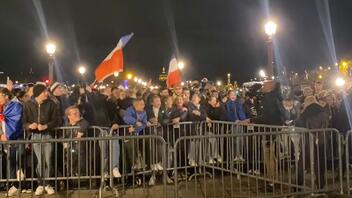 Χιλιάδες Γάλλοι υποδέχθηκαν την αποστολή της Εθνικής από το Κατάρ