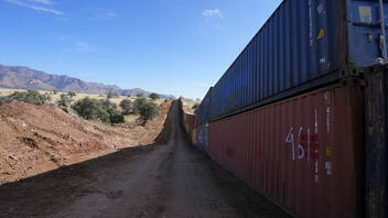 Η Αριζόνα κατεδαφίζει το τείχος από κοντέινερ στα σύνορα με το Μεξικό