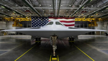 ΗΠΑ: Αποκαλυπτήρια για το βομβαρδιστικό stealth B-21 Raider