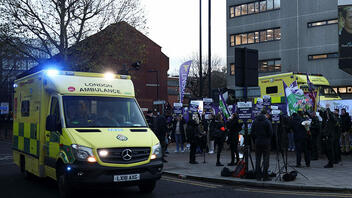 Βρετανία: Συνεχίζονται τον Ιανουάριο οι απεργίες των εργαζομένων σε ασθενοφόρα