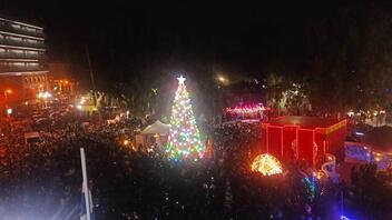 Το αδιαχώρητο στην Πλατεία Ελευθερίας για το Χριστουγεννιάτικο δέντρο!