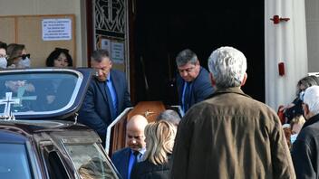 Δυστύχημα στο Βουκουρέστι: Σπαρακτικό το «αντίο» στην κηδεία του Νίκου Χλώψιου 