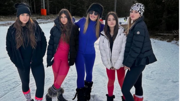 Η Ελένη Πετρουλάκη ποζάρει με φόντο τα χιόνια και αγκαλιά τις τέσσερις κόρες της