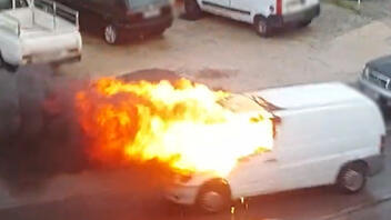 Αυτοκίνητο εν κινήσει τυλίχθηκε στις φλόγες