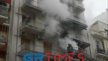 Πυρκαγιά σε διαμέρισμα στη Θεσσαλονίκη - Δύο εγκλωβισμένοι 