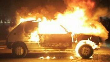 Το αυτοκίνητο τυλίχθηκε στις φλόγες μέσα στη νύχτα