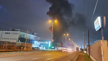 Μεγάλη φωτιά σε εργοστάσιο πολυεστερικών στον Ασπρόπυργο