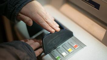 Νεαρός προσπάθησε να ληστέψει ηλικιωμένη σε ATM