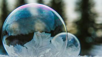 Σαπουνόφουσκες γίνονται "έργα τέχνης" σε δευτερόλεπτα λόγω παγετού